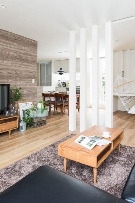 インゾーネの家 大胆な広いリビングに、寛ぎハンモックのある家。