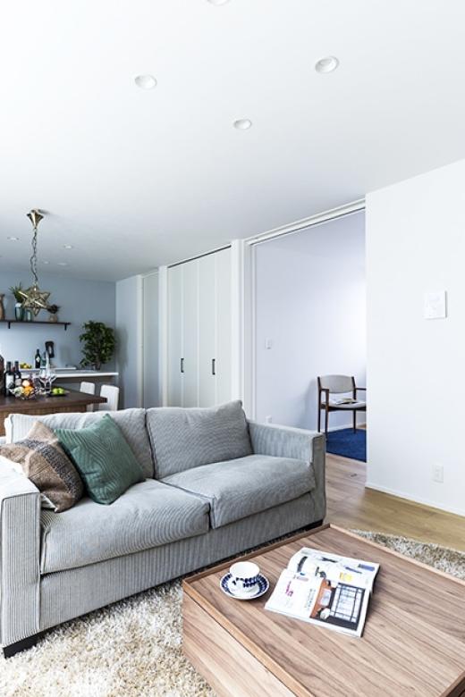 インゾーネの家 日差しを浴びて、ゆったりと寛いで。この家は、毎日がリゾート気分。