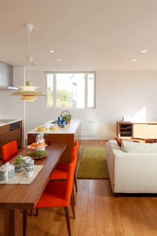 インゾーネの家 色とりどりの家具が元気をくれる、<br>心地よい空間。