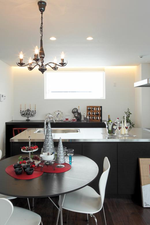 インゾーネの家 深い木の色に囲まれながら、<br>本の森に迷い込む。