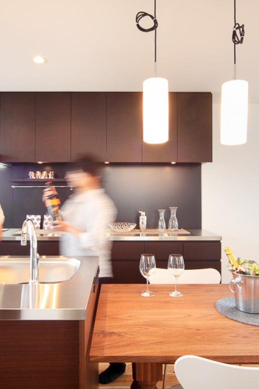 インゾーネの家 贅沢な素材に囲まれた料理と<br>ワインが大好きな夫婦の家。