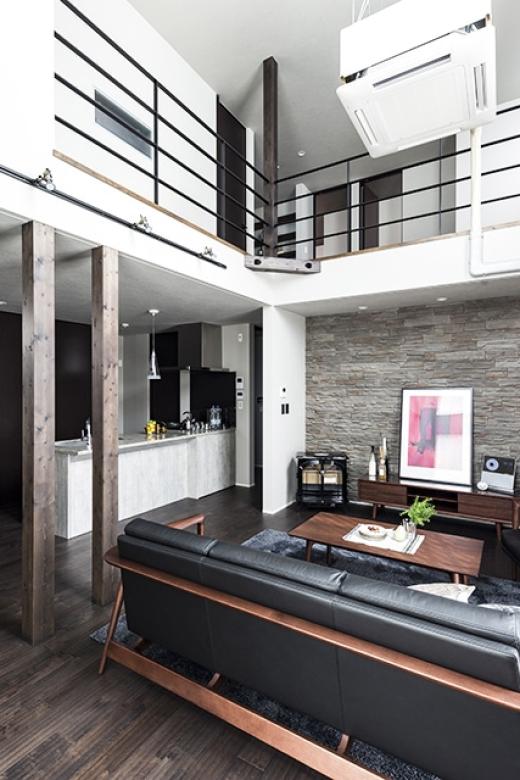 インゾーネの家 BARのような大人のシックな空間で、愛車を眺めながら暮らす家。