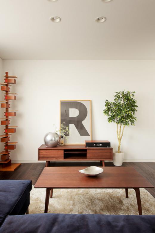 インゾーネの家 ホワイト×ブラウン。<br>家具好きの大人空間。