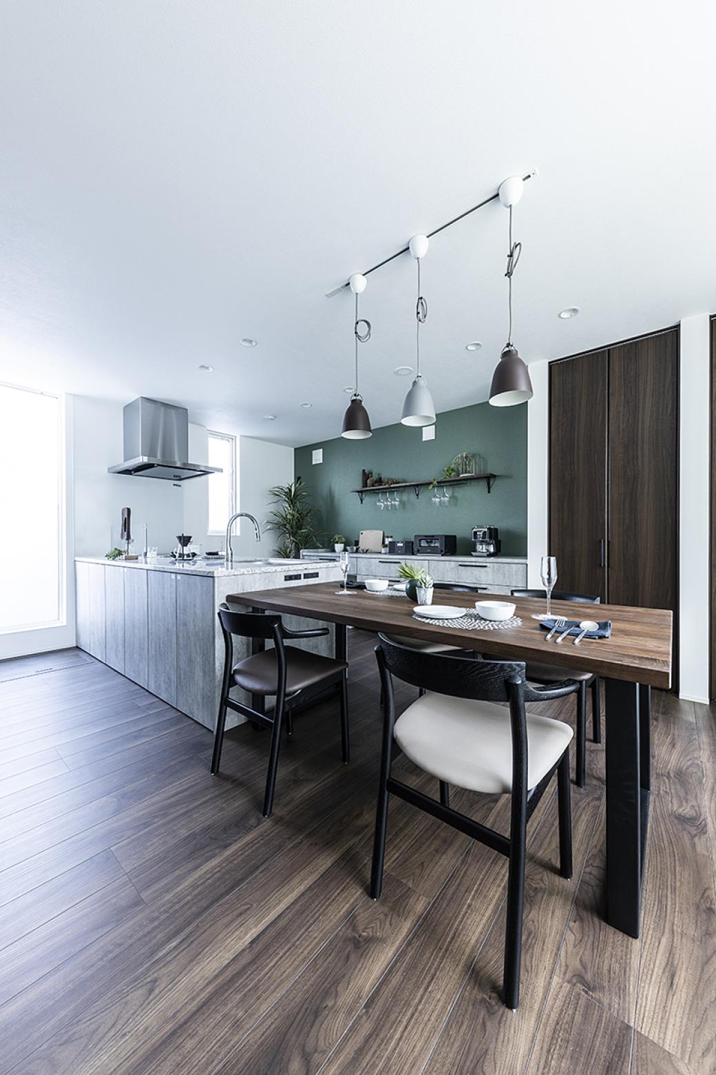 インゾーネの家 ウォールナットのマテリアルが生む、落ち着きある空間。